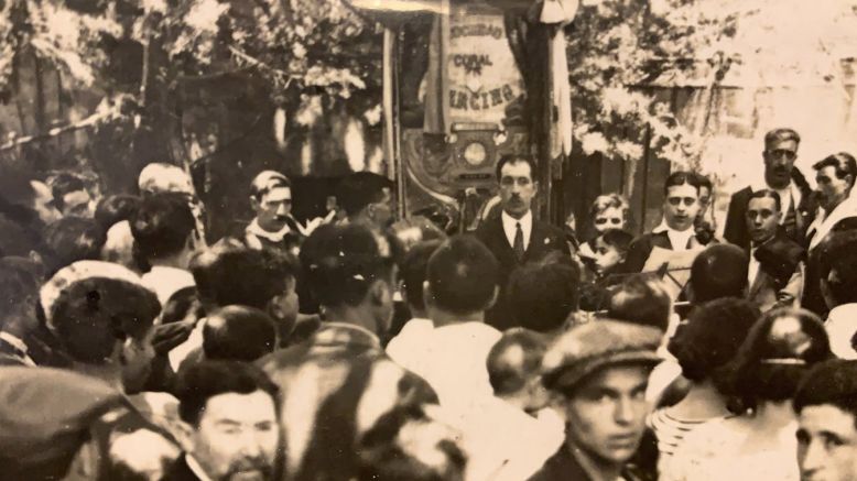 Cantada de caramelles de la Societat Coral Barcino, amb la imatge de Ramon Bartomeus