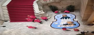 La catifa de Sant Jordi en el Parlament homenatja Pau Casals i Antoni Gaud&iacute;