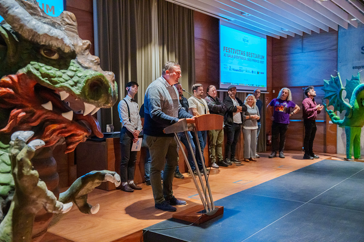Mateu Tres i els finalistes del Premi BEST a les millors iniciatives de les entitats federades / Foto: Andrea Nomura
